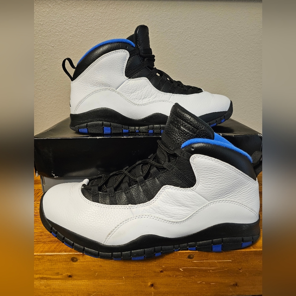 retro 10 white and blue